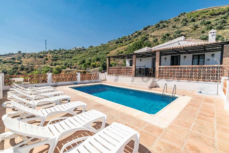 Foto a36cda0a-85ce-49ea-a2b8-a710c1676f2f. Masia amb xemeneia aparcament piscina a Torrox pueblo Torrox