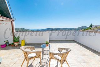 Casa adossada a Cómpeta. Excepcional casa de pueblo en cómpeta con jardín y  terraza con