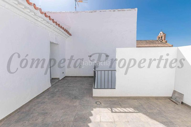 Foto 1da38f47-08ea-4d63-a271-88db899f6bf4. Casa adossada amb xemeneia a Periana
