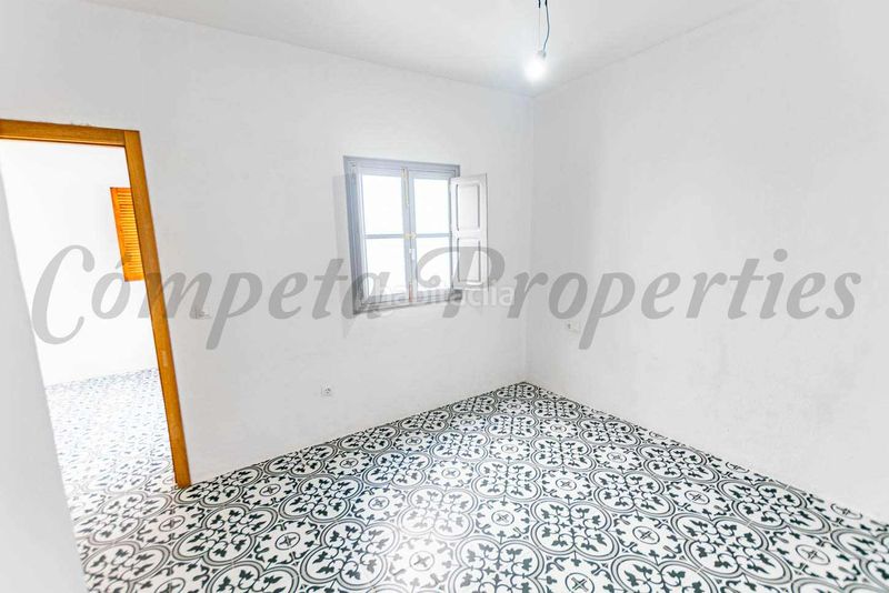 Foto a4fe04ba-4848-4751-9cdd-7898ea3edea3. Casa adossada amb xemeneia a Periana
