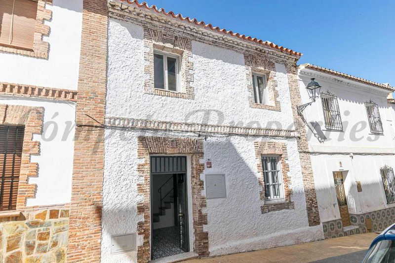 Foto f0bec519-b74e-402b-b077-40c9660e059d. Casa adossada amb xemeneia a Periana