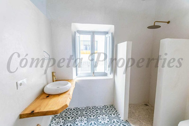 Foto f4ea9ff6-024a-4f7c-a46e-e131feea8f4e. Casa adossada amb xemeneia a Periana