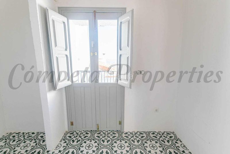 Foto fd73f30e-18ea-4687-ad51-6dc1994a1655. Casa adossada amb xemeneia a Periana