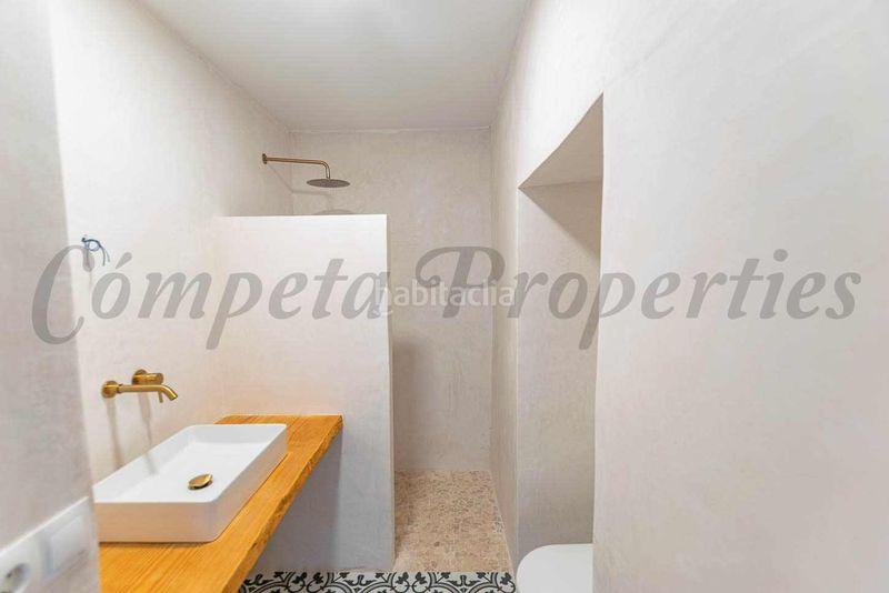 Foto ffd25d32-78d7-4dfc-92f9-3a6eebd468e2. Casa adossada amb xemeneia a Periana