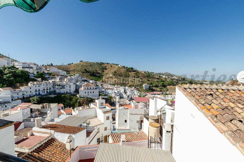 Foto ad923200-be18-4837-bd7e-cf154ddf6a40. Casa adossada a Cómpeta