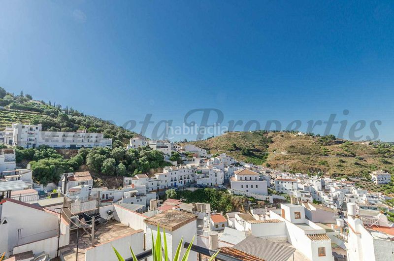 Foto f9a76516-7a5e-4d5e-8c58-3883f3d4d489. Casa adossada a Cómpeta