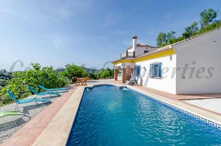 Xalet a Cómpeta. Villa con piscina privada en cómpeta en un entorno natural privi