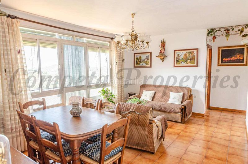 Foto a655fb0a-38d6-47c6-a929-3f1ac42ff459. Casa amb xemeneia aparcament a Cómpeta