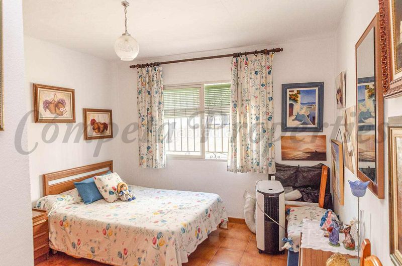 Foto bd2e8e3c-28d7-465d-950a-7dcdc4e32bf5. Casa amb xemeneia aparcament a Cómpeta