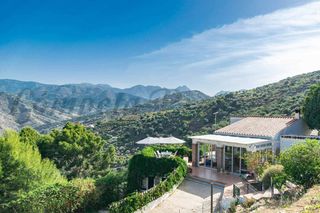 Chalet in Torrox Pueblo. Villa con piscina privada en torrox
