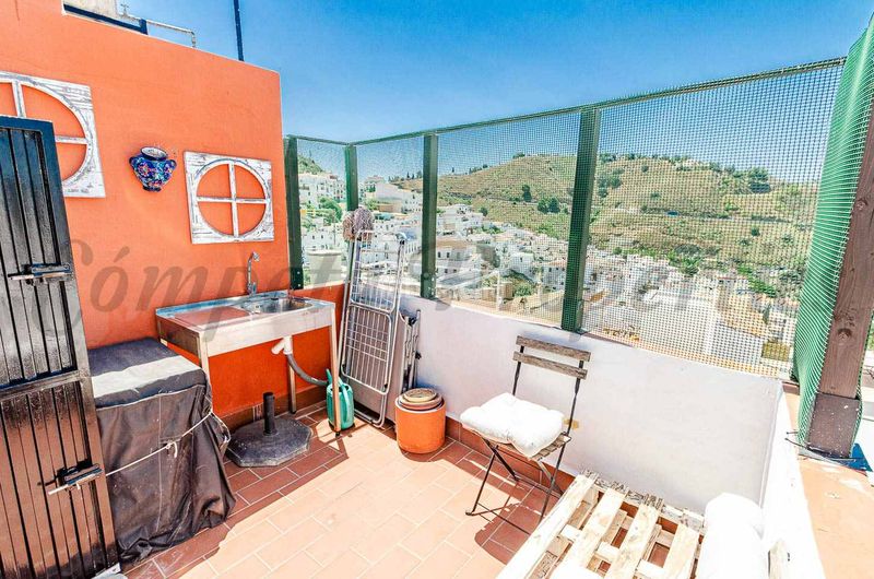 Foto bfa1f10e-d0f4-4839-ab9c-6a0106d5c1fd. Casa adossada a Cómpeta