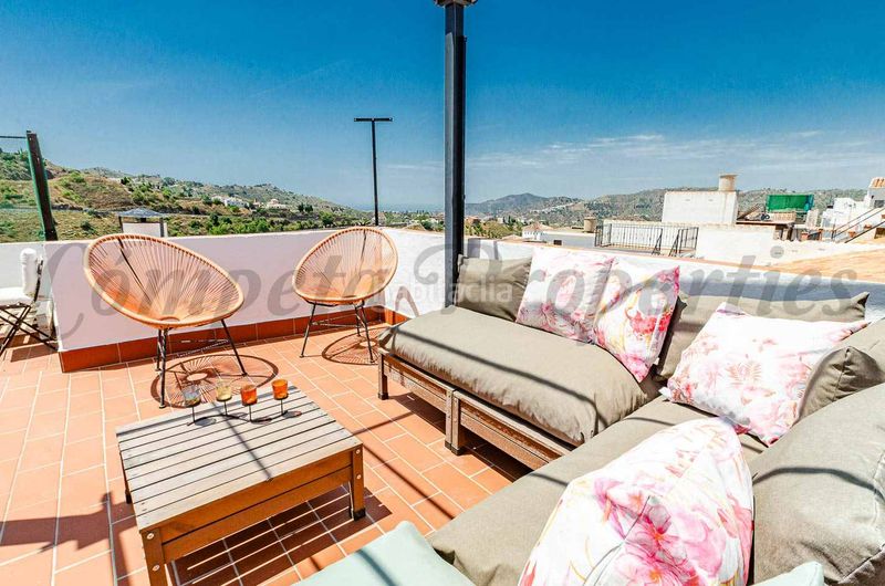 Foto f67729b0-2ba6-4861-a82e-20453f354855. Casa adossada a Cómpeta