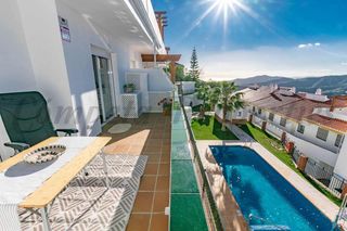 Appartamento in Cómpeta. Piso recién reformado de 3 dormitorios con piscina comunitaria