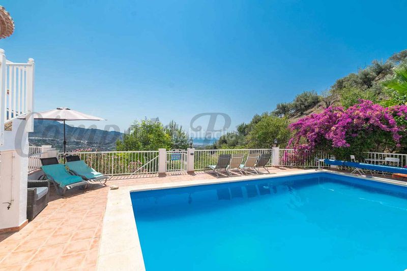 Foto debea191-84a0-4a7a-a7ad-6c3040d4444f. Chalet avec cheminée parking piscine dans Torrox pueblo Torrox