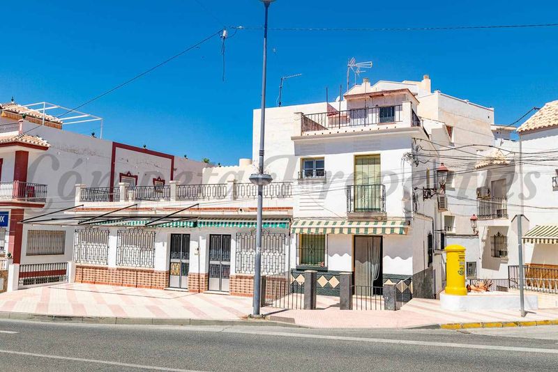 Foto e0ec065d-87aa-47b4-96d5-f520bc0cd35b. Casa adossada a Torrox pueblo Torrox