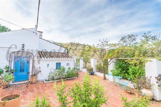 Country house in Avenida de sayalonga 2