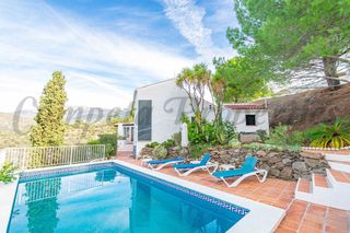 Mas à Cómpeta. Casa de campo tradicional con piscina privada