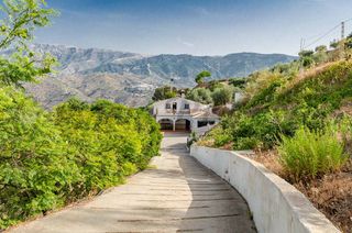 Mas à Sayalonga. Amplia casa de campo con alojamiento independiente para invitado