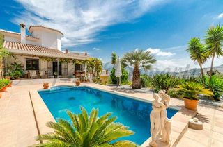 Casale in Cómpeta. Exclusiva villa de campo con apartamentos de invitados y piscina