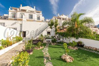 Doppelhaus in Frigiliana. Casa pareada con piscina, jardín y gran potencial en frigiliana