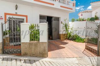 Chalet in Cómpeta. Fantástica casa de pueblo con piscina, amplias terrazas, garaje