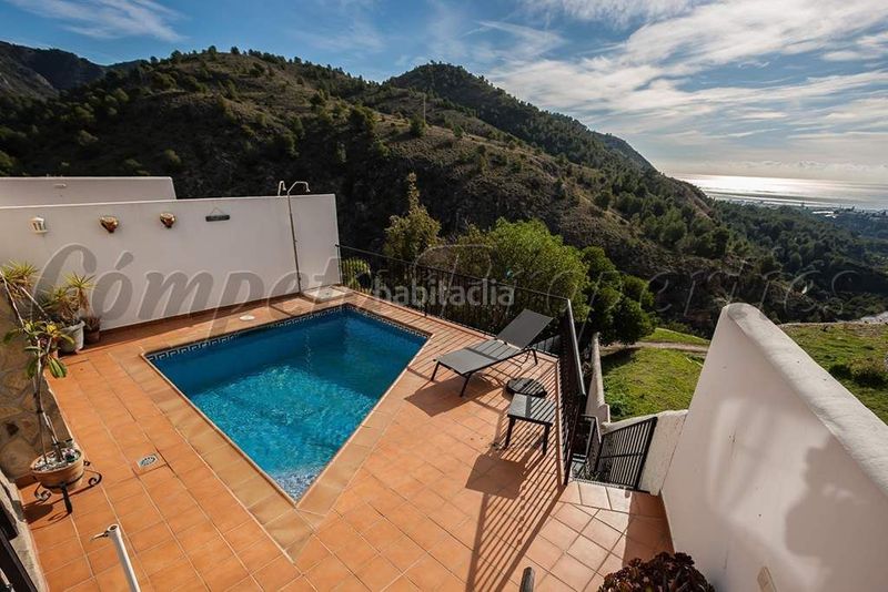 Foto 90a6558c-d37f-4612-ae88-332c4947fd3a. Casa amb aparcament piscina a Frigiliana