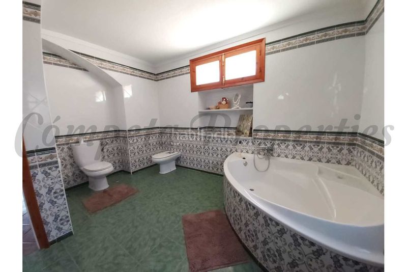 Foto f6dfe858-dba2-4c20-b677-dc481415141d. Maison avec parking piscine dans Avda Pescia - Ctra de Frigiliana Nerja