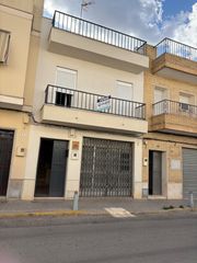 Casa  Calle del pantano. Amplia propiedad con local comercial en avda. del pantano!