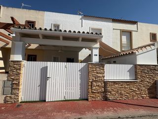 Maison  Calle romero ressendi. Exclusiva vivienda en urbanización privada con piscina. calle ro
