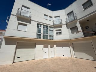 Casa  Calle luis daoiz 10. Amplia propiedad de tres niveles con cochera y patio en calle lu