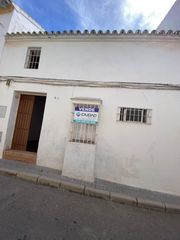 Casa in Morón de la Frontera. Amplia casa en venta para reformar  oportunidad única