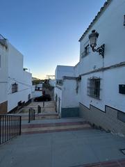Casa a Morón de la Frontera. Casa en venta en la calle guarnicioneros