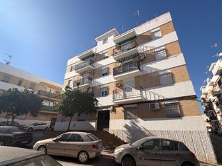 Appartamento in Morón de la Frontera. Acogedor piso con terraza y azotea comunitaria en ubicación priv