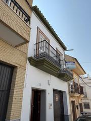 Casa a Morón de la Frontera. Espectacular casa con ascensor y cochera en venta en calle pinto