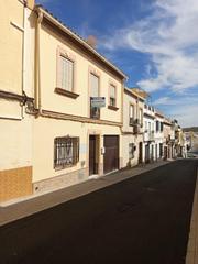 Casa a Morón de la Frontera. Amplia casa  con cochera  zona puerta sevilla