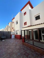 Maison jumelée à Carmona. Casa en venta en carmona