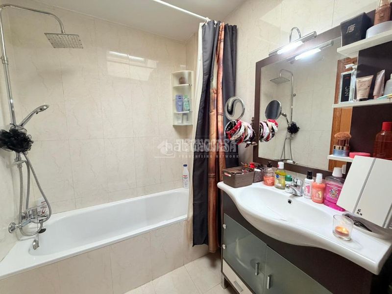 Foto 1d82ad3c-bfed-4fe6-a3f7-cbbc99486af6. Casa aparellada amb aparcament a Torrecastillo Seseña