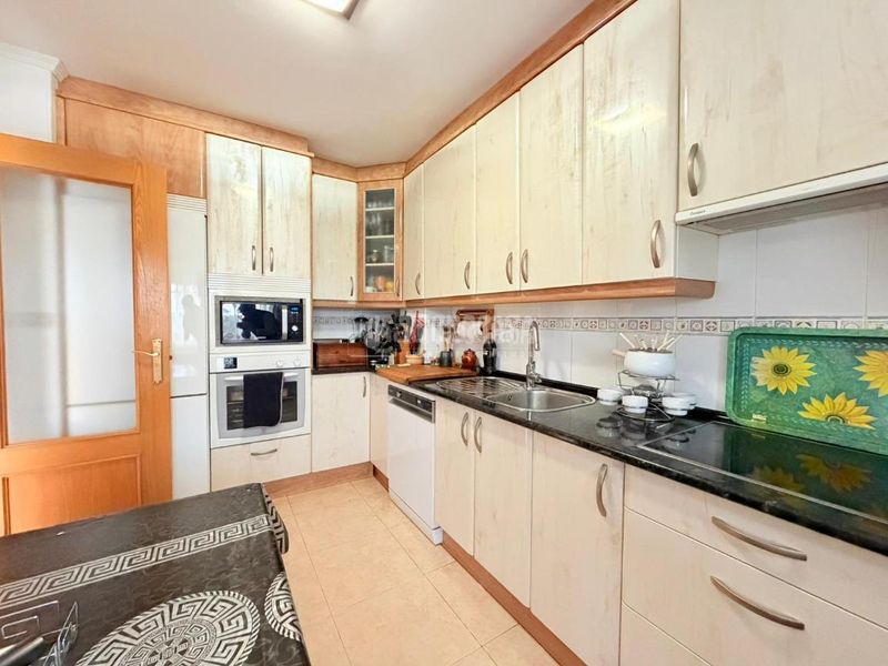 Foto 4bab1090-55be-4f2a-8c91-857b4c80b019. Casa aparellada amb aparcament a Torrecastillo Seseña