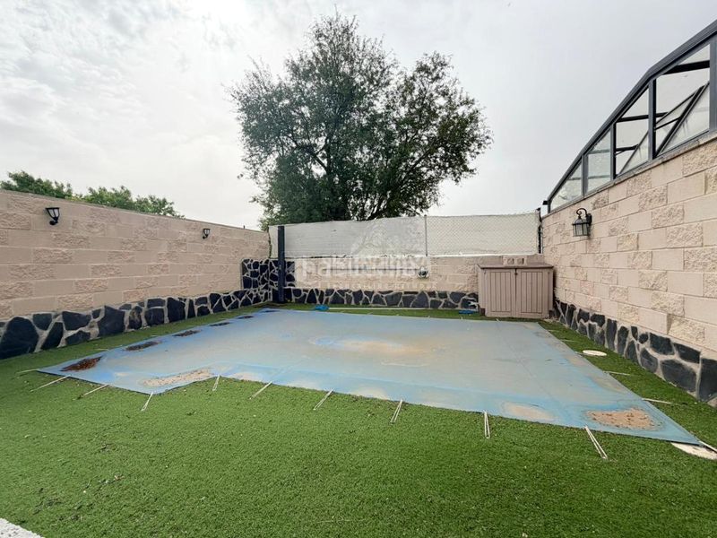 Foto b81327b1-ba3c-4900-99b2-260483959618. Casa aparellada amb aparcament a Torrecastillo Seseña