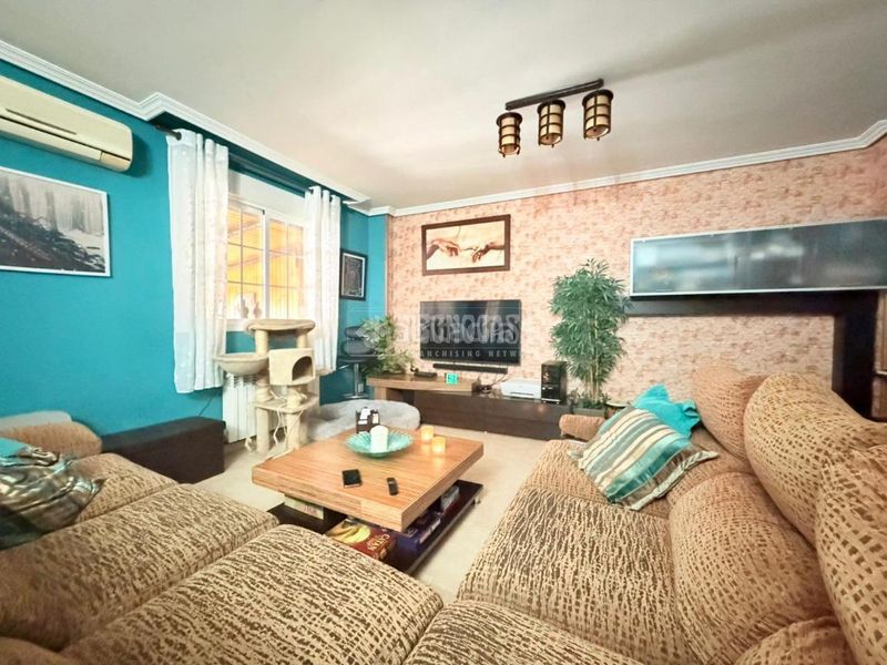 Foto c5af77c2-b7b5-4daf-af44-ad9174fb9857. Casa aparellada amb aparcament a Torrecastillo Seseña