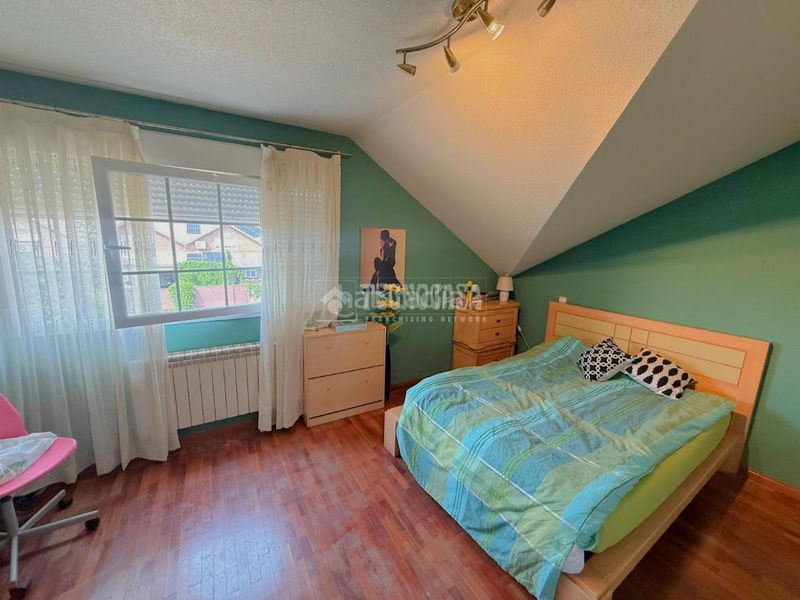 Foto 11fe70d1-58fc-4384-8455-2693863f7d7c. Casa aparellada amb aparcament a Torrecastillo Seseña