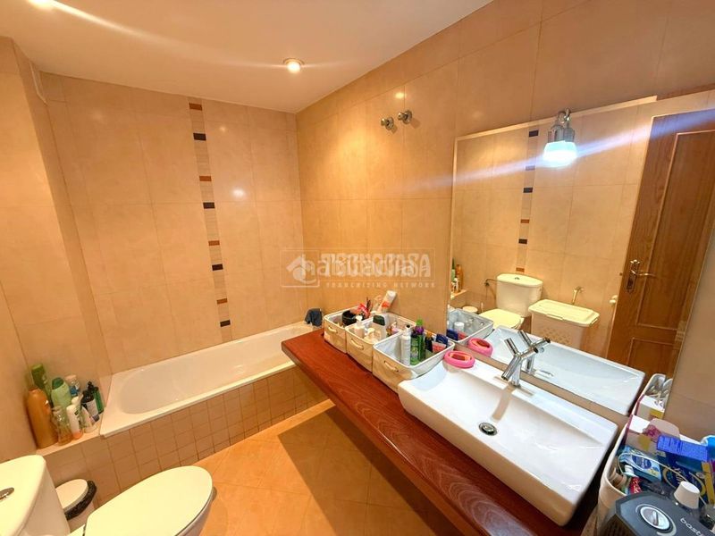 Foto 4e9f1f07-82d6-460a-a847-61e1a6a179c6. Casa aparellada amb aparcament a Torrecastillo Seseña
