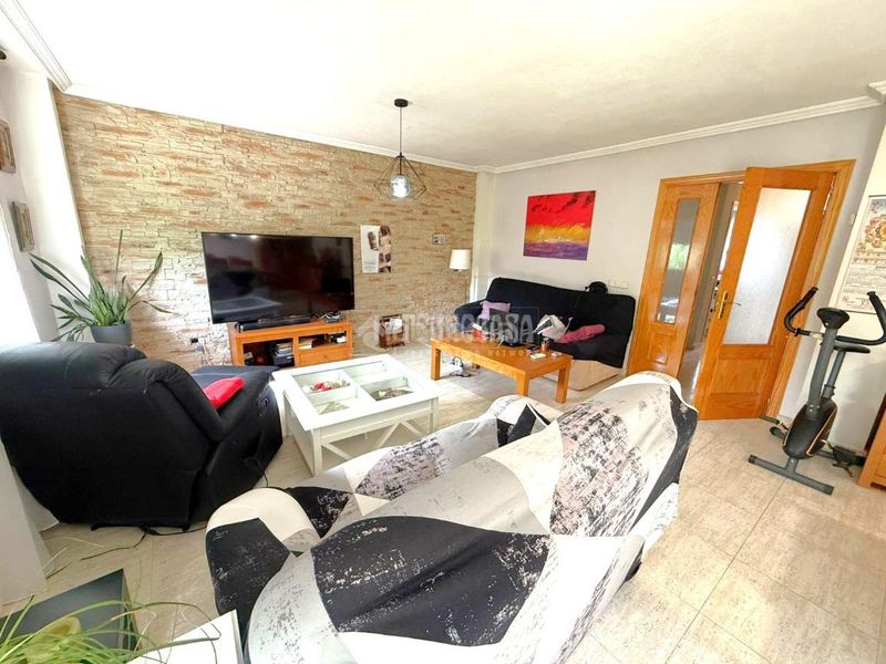 Foto f083ca4b-8b71-4529-92ce-32625cc4275c. Casa aparellada amb aparcament a Torrecastillo Seseña