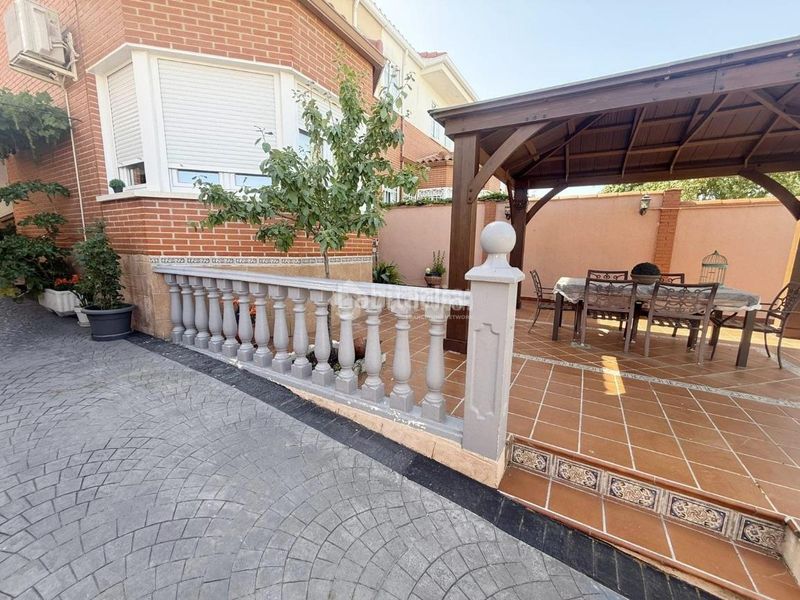 Foto dc934fc5-9a78-4454-a0ac-7993b8229f24. Casa aparellada a Los Barreros Seseña