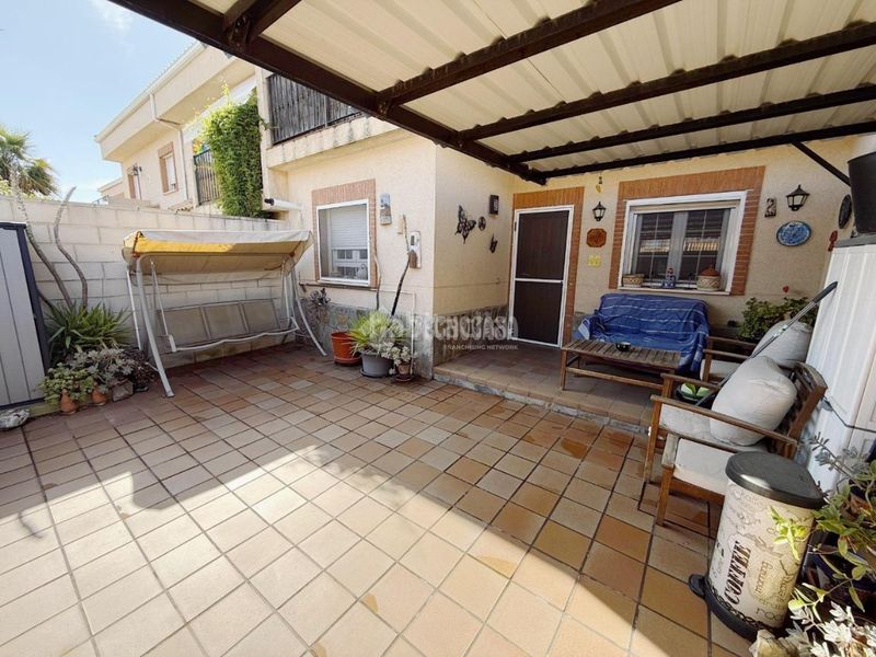 Foto 0550c8e0-05d8-4bb9-a521-a14c6734fd66. Casa aparellada a Las Lomas Seseña