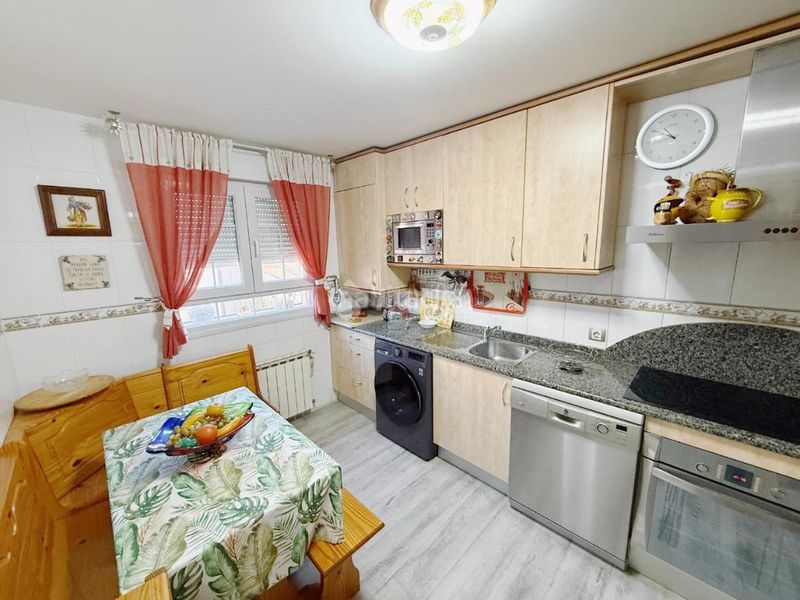 Foto bd62f6a4-9efe-4da6-b0d1-383183091171. Casa aparellada a Las Lomas Seseña