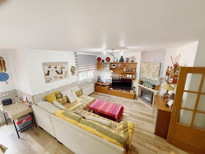 Foto d8ce9338-8d36-4998-9e77-59bc3fa284ec. Casa aparellada a Las Lomas Seseña