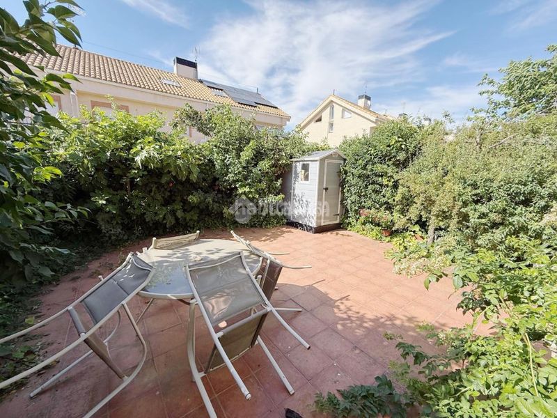 Foto dd6b6607-5005-4e06-b4d4-a5115104d98c. Casa aparellada a Las Lomas Seseña