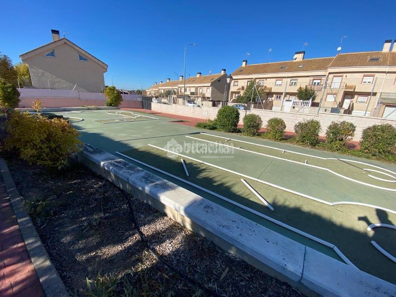 Foto de09e351-caeb-4a21-ba52-582645abdfc3. Casa aparellada a Las Lomas Seseña