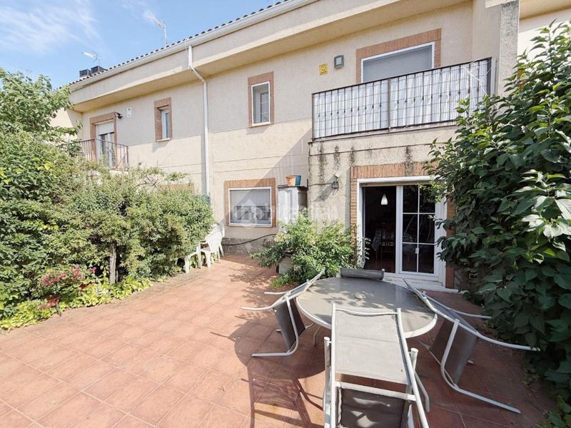 Foto e1bd908a-b8a2-4289-8dfb-0672045344a3. Casa aparellada a Las Lomas Seseña
